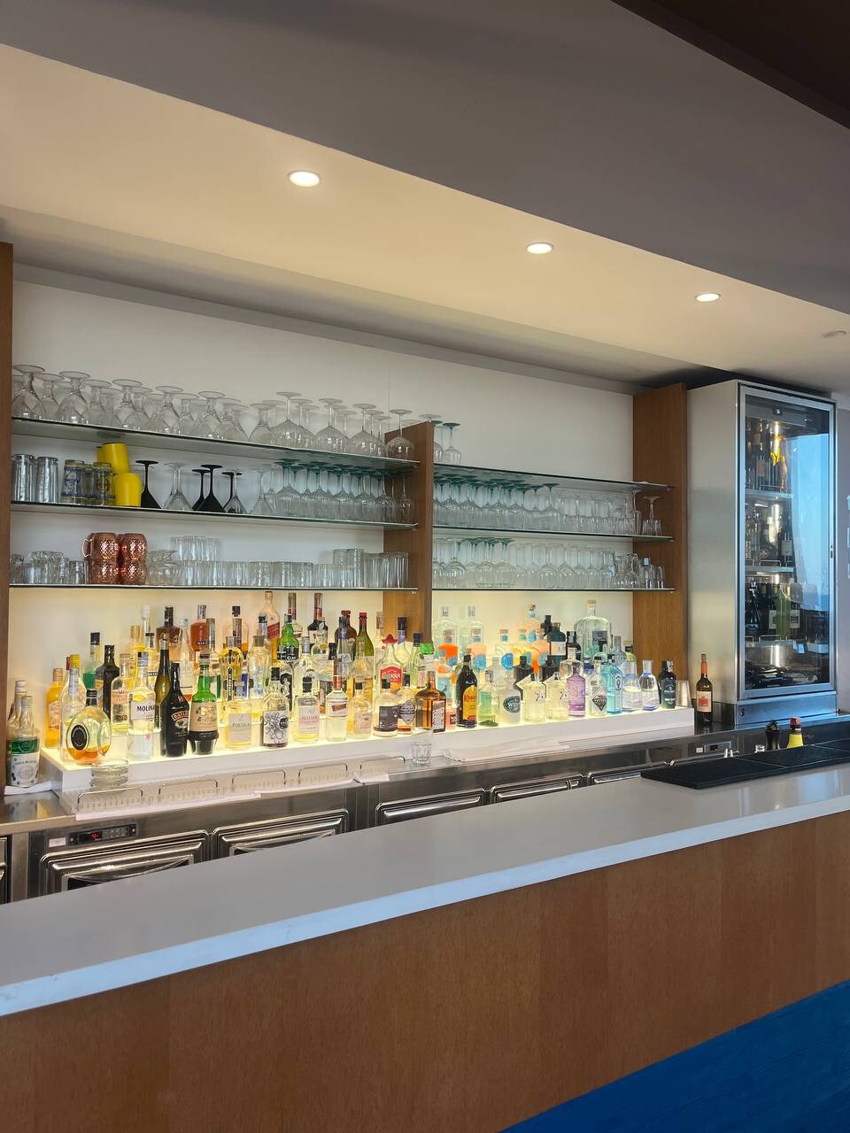 Il bancone bar de La Rocchetta con la selezione di distillati