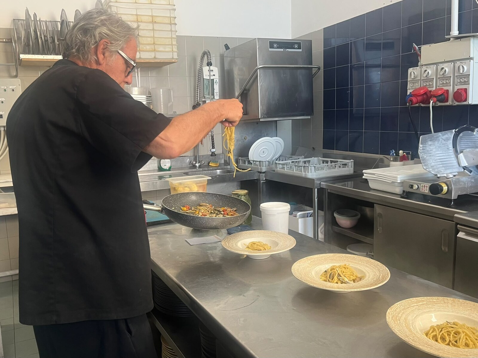 Lo chef completa al momento un piatto di pasta nella cucina de La Rocchetta
