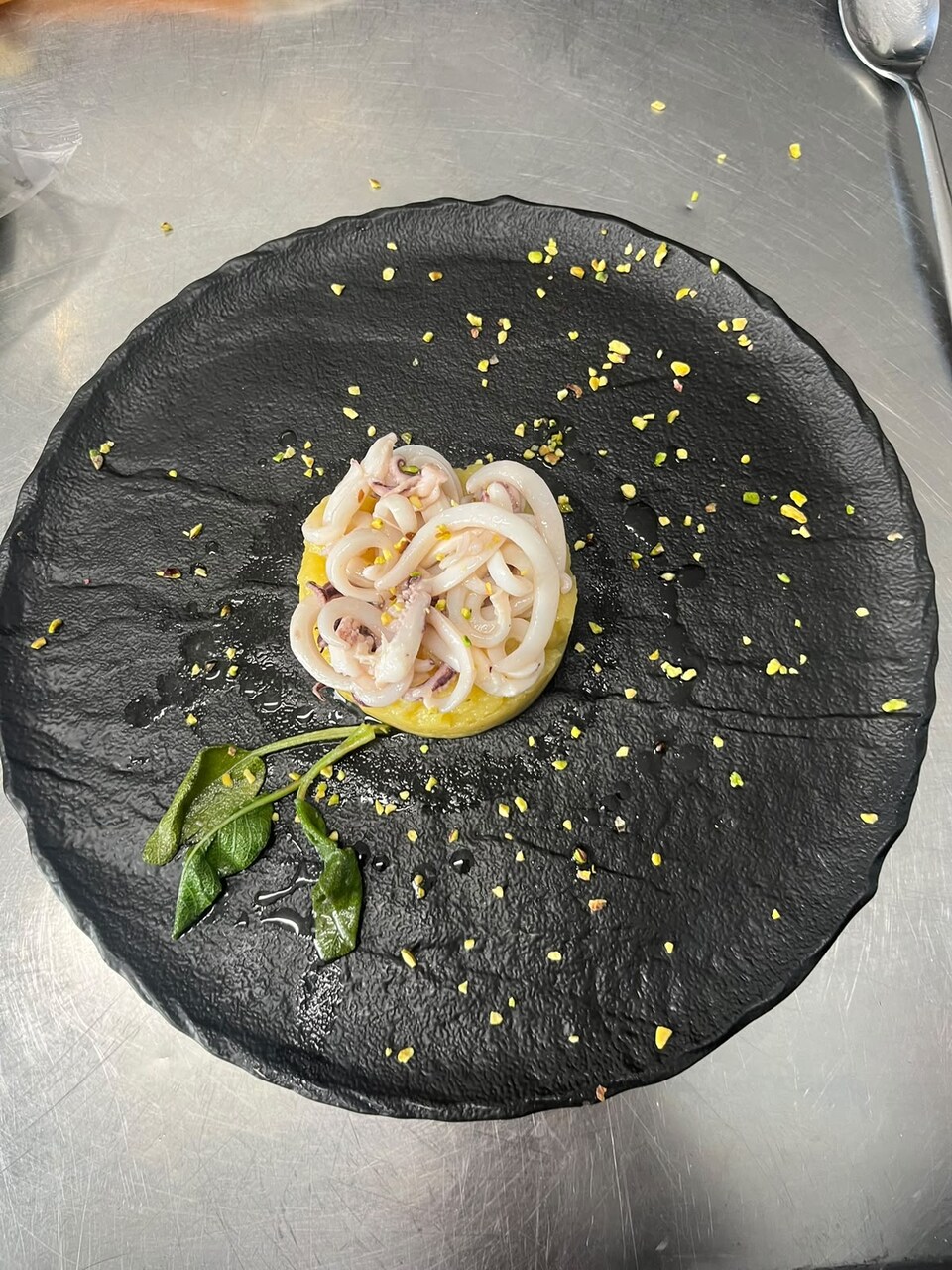 Piatto di mare servito su ceramica nera