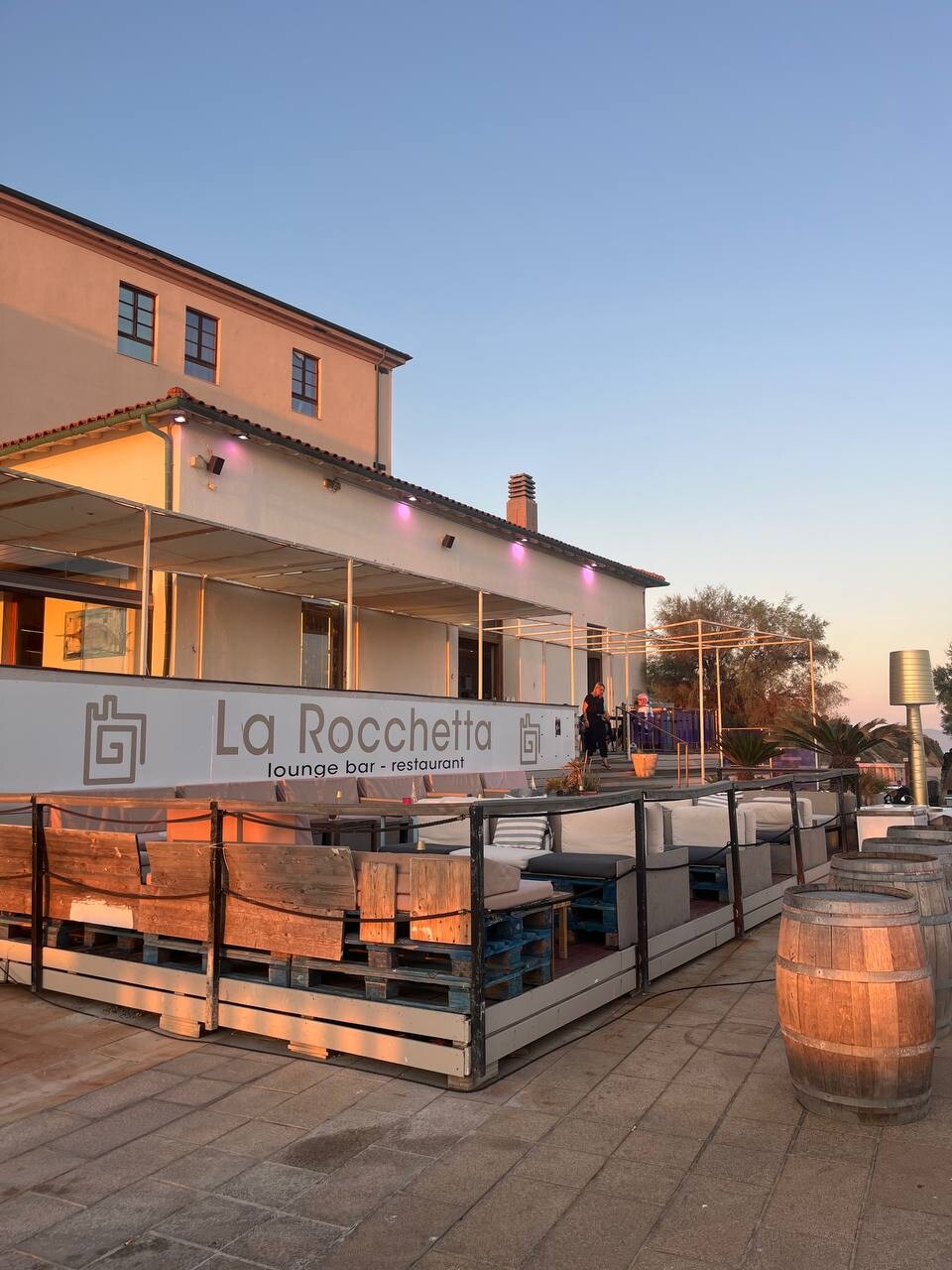 L'esterno e il lounge de La Rocchetta in Piazza Bovio