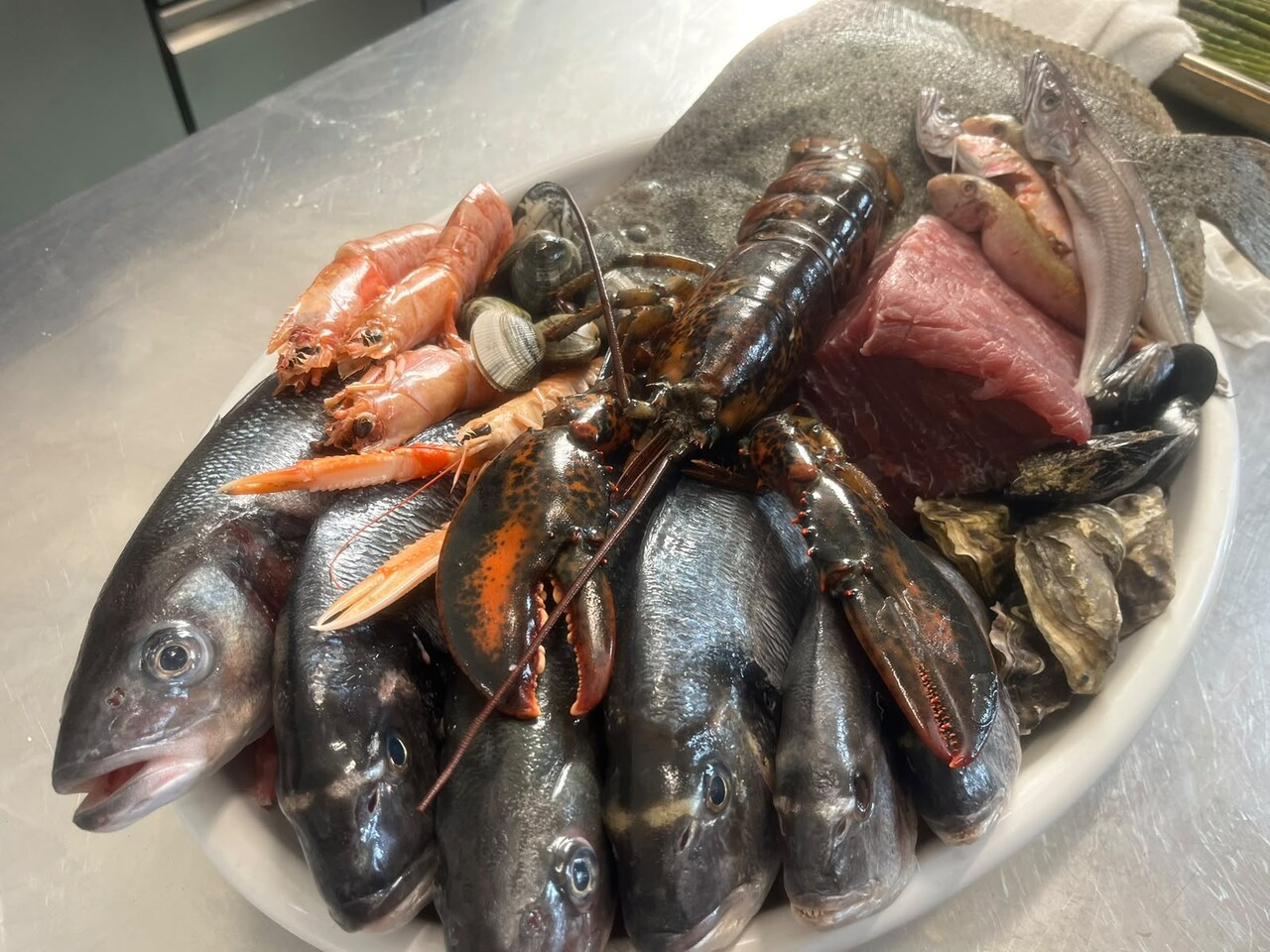Selezione di pesce, crostacei e molluschi sul banco della cucina