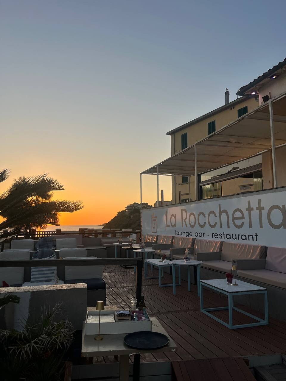 Il lounge esterno de La Rocchetta nella luce del tramonto
