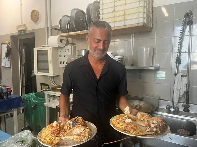 Due piatti di pasta con crostacei nella cucina de La Rocchetta