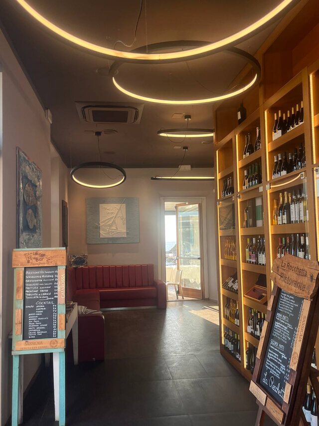 La sala e la cantina de La Rocchetta illuminate dalla luce del pomeriggio